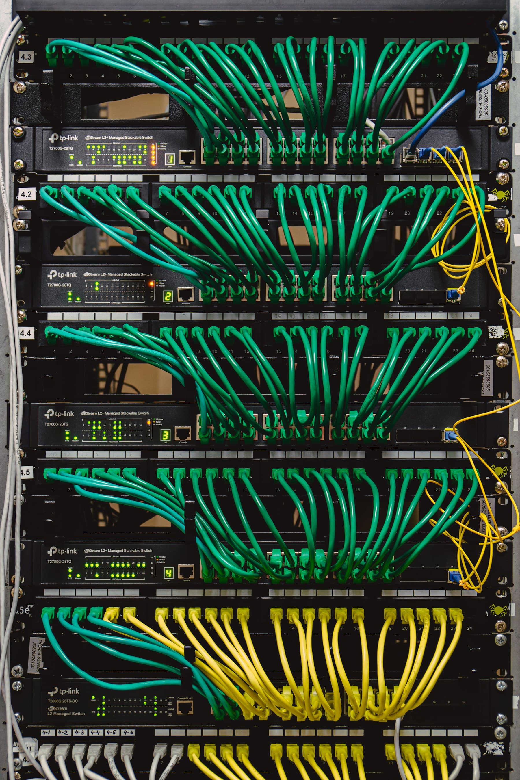 Armario rack con cableado estructurado organizado