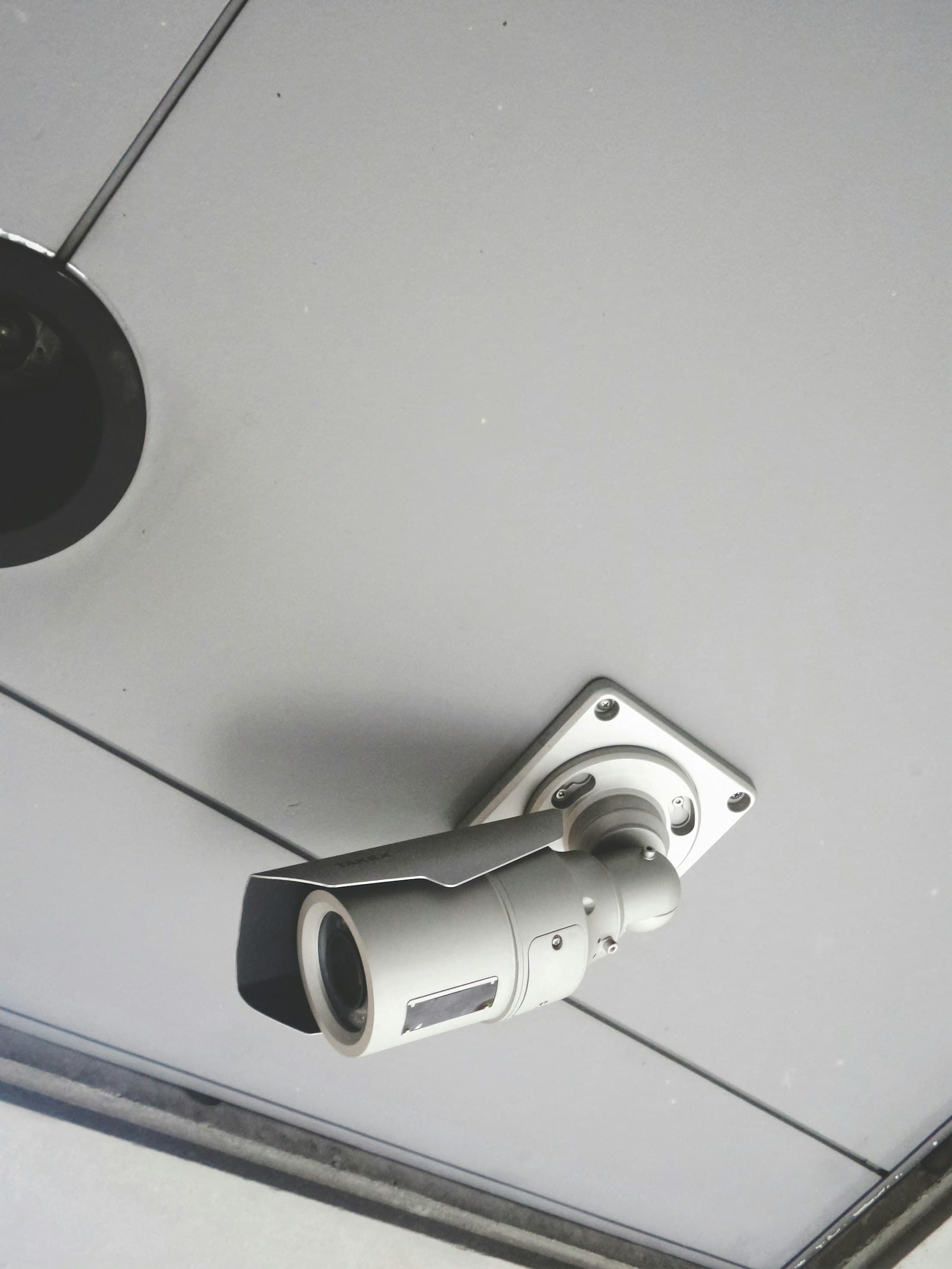 Cámara de videovigilancia instalada en el techo de un edificio