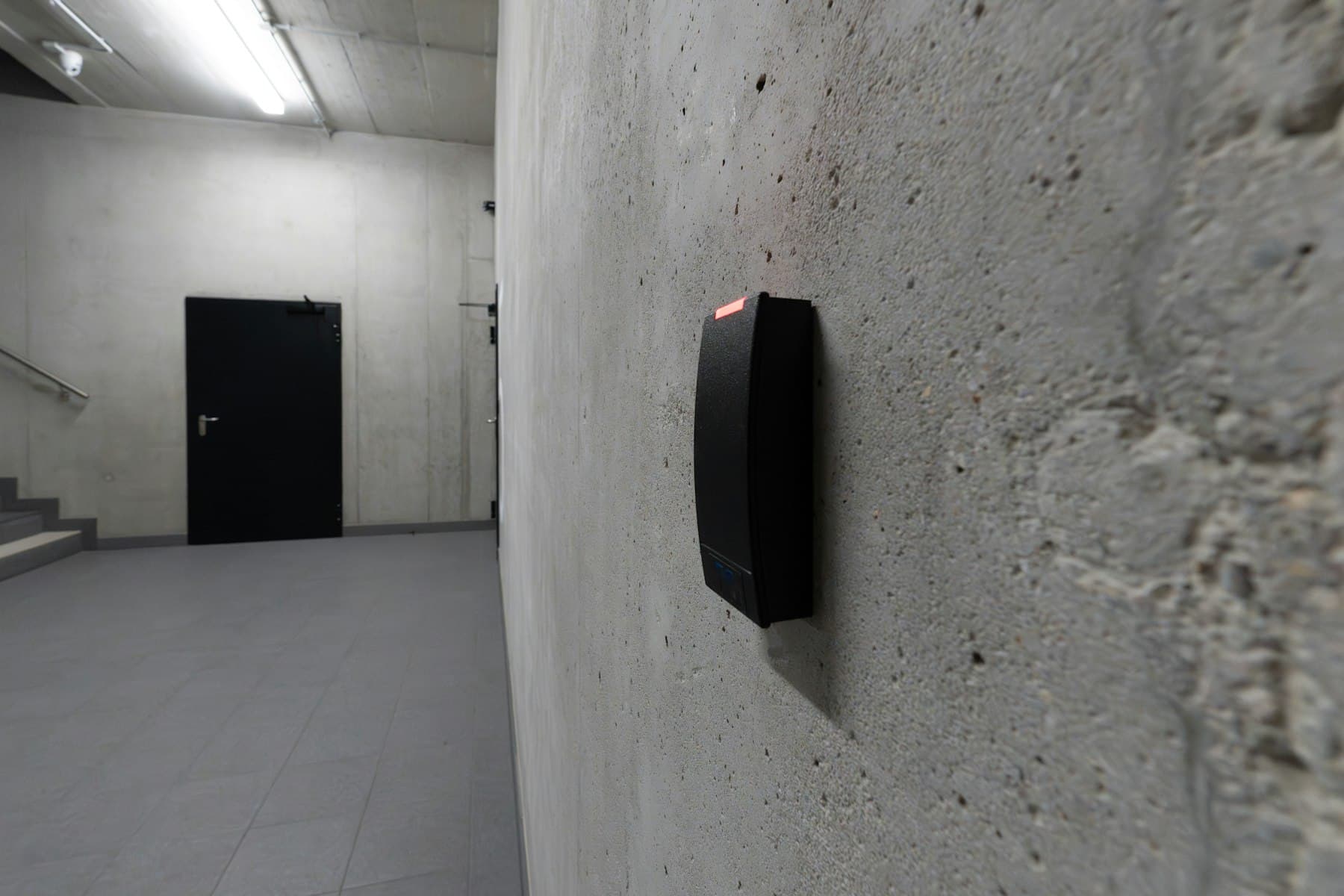 Lector de tarjetas de control de acceso junto a una puerta