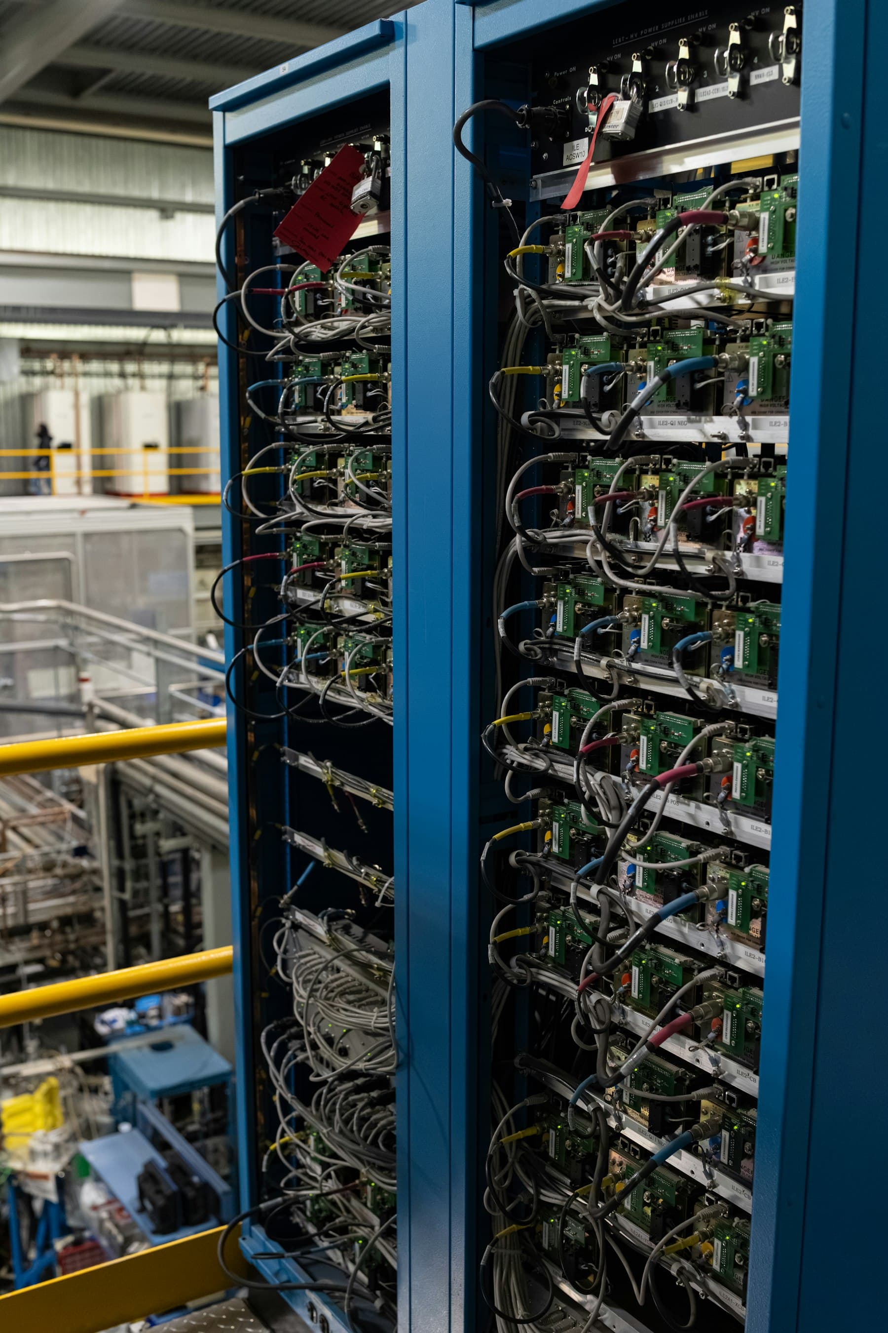 Dos armarios rack de servidores con cableado de red