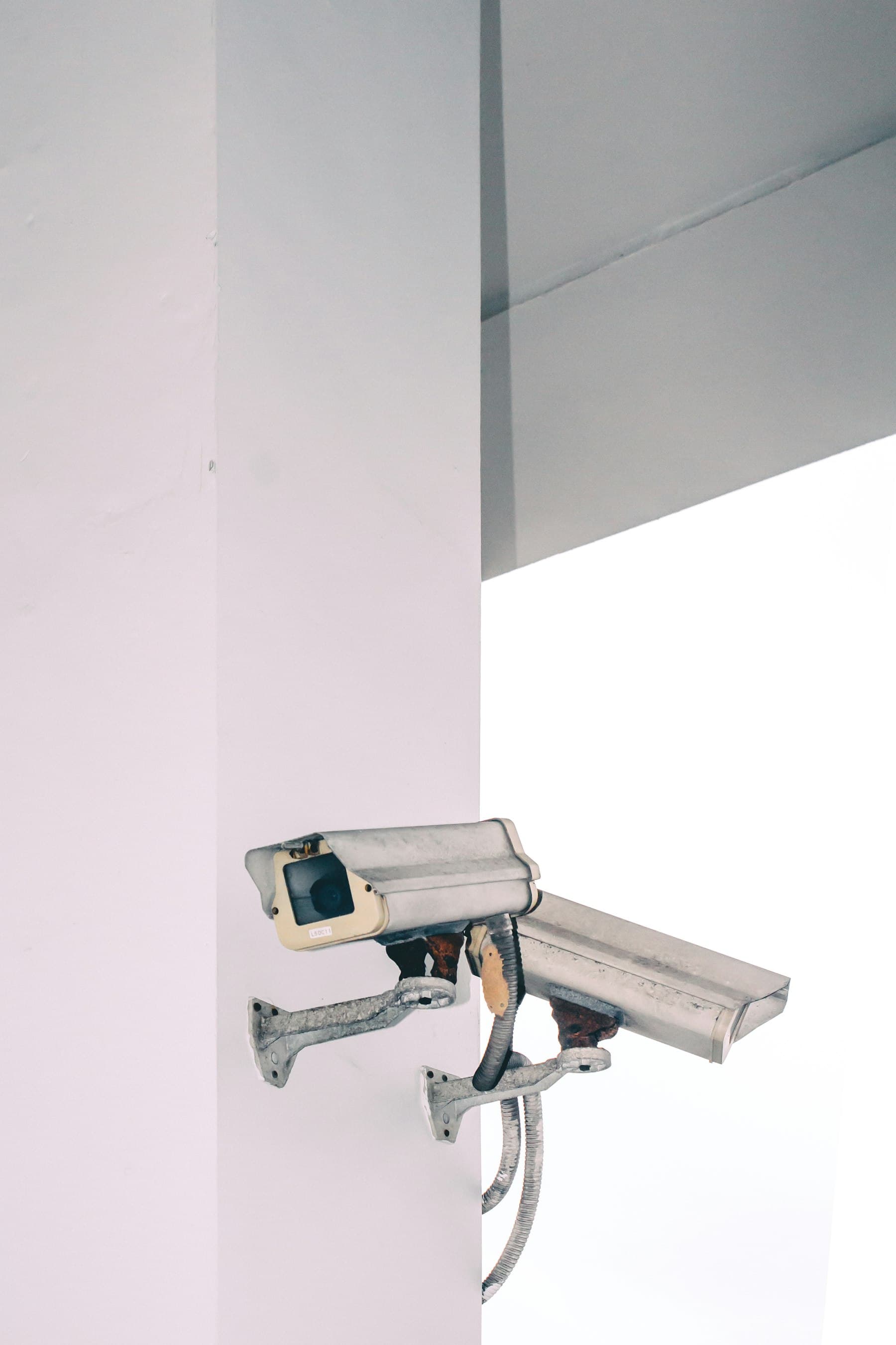 Dos cámaras de videovigilancia tipo bala instaladas en una pared